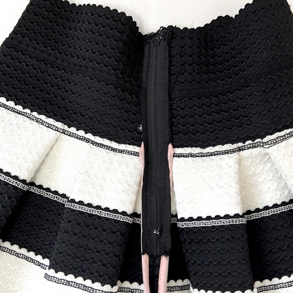 Girls from Savoy black & off white scallop skirt, size small - Picture 4 of 8